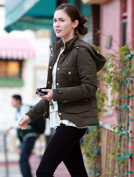 Megan Fox quả không hổ danh là mỹ nữ của Hollywood vì khi không trang điểm trông cô vẫn ấn tượng. Xem thêm: Điểm danh những chiếc "cằm mới" của Sao Việt.