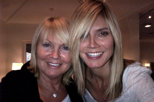 Heidi Klum khoe ảnh trên trang cá nhân bên cạnh mẹ. Trông cô vẫn rạng ngời dù với gương mặt không son phấn. Xem thêm: Điểm danh những chiếc "cằm mới" của Sao Việt.