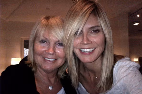 Heidi Klum khoe ảnh trên trang cá nhân bên cạnh mẹ. Trông cô vẫn rạng ngời dù với gương mặt không son phấn. Xem thêm: Điểm danh những chiếc "cằm mới" của Sao Việt.