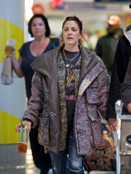 Bỏ qua chiếc áo có phần lôi thôi thì gương mặt Drew Barrymore quả thật rất trẻ trung khi không có son phấn. Xem thêm: Điểm danh những chiếc "cằm mới" của Sao Việt.