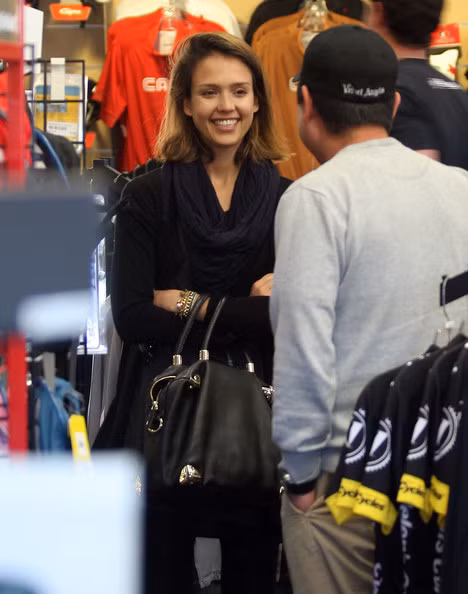 Jessica Alba ấn tượng với nụ cười tươi và nước da nâu mịn màng, tươi tắn. Xem thêm: Điểm danh những chiếc "cằm mới" của Sao Việt.