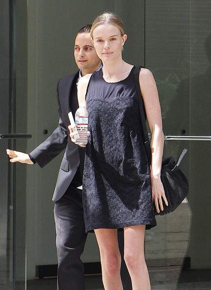 Kate Bosworth trẻ trung như cô gái mới lớn với mái tóc đuôi gà và gương mặt mộc. Xem thêm: Điểm danh những chiếc "cằm mới" của Sao Việt.