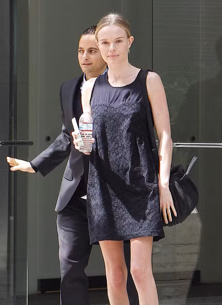 Kate Bosworth trẻ trung như cô gái mới lớn với mái tóc đuôi gà và gương mặt mộc. Xem thêm: Điểm danh những chiếc "cằm mới" của Sao Việt.