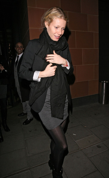 Gwyneth Paltrow trông thật trẻ trung và tươi tắn trong một ngày trời lạnh dù là không son phấn. Xem thêm: Điểm danh những chiếc "cằm mới" của Sao Việt.