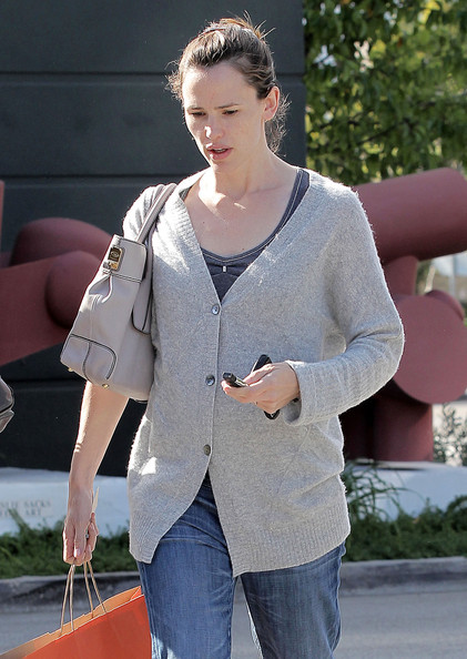 Jennifer Garner là một trong những bà mẹ chịu khó để mặt mộc nhất khi đi dạo phố cùng con cái. Xem thêm: Điểm danh những chiếc "cằm mới" của Sao Việt.