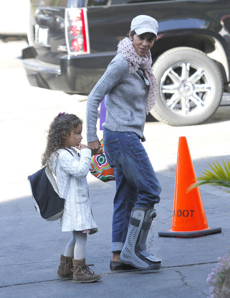 Ở tuổi 45, Halle Berry trông vẫn trẻ trung như mới ngoài 20 dù là không trang điểm. Xem thêm: Điểm danh những chiếc "cằm mới" của Sao Việt.