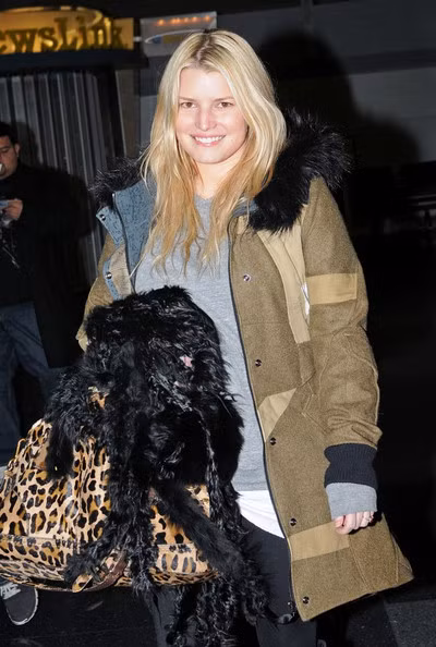 Jessica Simpson không ngại khoe mặt mộc bởi cô có nước da và các nét rất đẹp. Xem thêm: Điểm danh những chiếc "cằm mới" của Sao Việt.