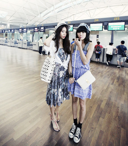 Ngoài váy ngắn, những kiểu váy midi hay maxi cũng là lựa chọn quen thuộc của bạn gái mỗi khi ra biển. Ngoài váy ngắn, những kiểu váy midi hay maxi cũng là lựa chọn quen thuộc của bạn gái mỗi khi ra biển.