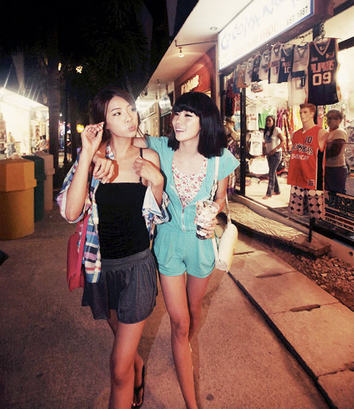 Hay thay vì shorts jeans, bạn có thể chọn shorts giả váy mềm mại. Hay thay vì shorts jeans, bạn có thể chọn shorts giả váy mềm mại.