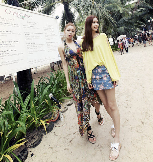 Năng động hơn, bạn có thể chọn cách mix áo pull free size với chân váy ngắn và sandal bệt tiện dụng. Năng động hơn, bạn có thể chọn cách mix áo pull free size với chân váy ngắn và sandal bệt tiện dụng.