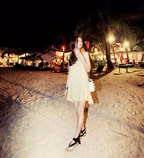 Phóng khoáng, mềm mại và bay bổng chính là những từ chuẩn xác nhất để miêu tả về váy đi biển. Phóng khoáng, mềm mại và bay bổng chính là những từ chuẩn xác nhất để miêu tả về váy đi biển.