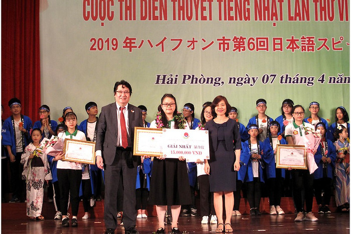 Nữ sinh Hoàng Như Ngọc với bài diễn thuyết “Sự dũng cảm của phụ nữ” đã xuất sắc đoạt giải nhất cuộc thi diễn thuyết tiếng Nhật lần thứ 6 tại Hải Phòng. (Ảnh: CTV)