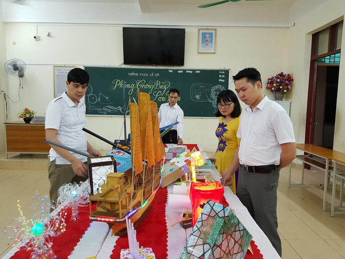 Học sinh chế tạo các sản phẩm nhờ ứng dụng tác dụng từ của dòng điện (Ảnh: Lã Tiến) Học sinh chế tạo các sản phẩm nhờ ứng dụng tác dụng từ của dòng điện (Ảnh: Lã Tiến)