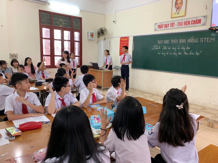 Học sinh Trường Trung học cơ sở Lê Lợi ứng dụng tác dụng từ của dòng điện để chế tạo mô hình xe rà đinh (Ảnh: Lã Tiến) Học sinh Trường Trung học cơ sở Lê Lợi ứng dụng tác dụng từ của dòng điện để chế tạo mô hình xe rà đinh (Ảnh: Lã Tiến)