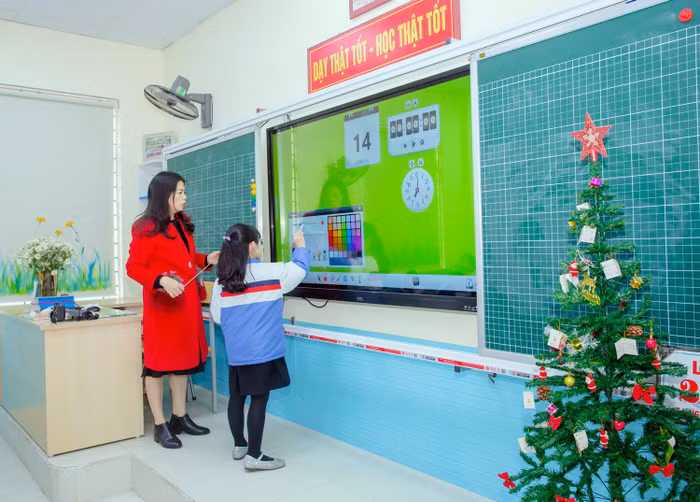 Một số lớp học được trang bị bảng thông minh (Ảnh: Lã Tiến)
