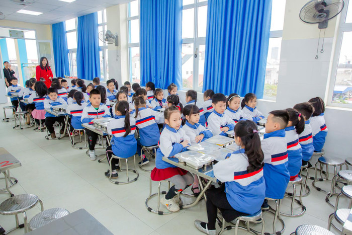 Học sinh từ lớp 1 đến lớp 3 được ăn bán trú tại trường bảo đảm chất lượng (Ảnh: Lã Tiến) Học sinh từ lớp 1 đến lớp 3 được ăn bán trú tại trường bảo đảm chất lượng (Ảnh: Lã Tiến)