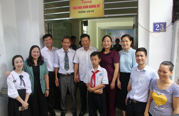 Các đại biểu dự lễ khánh thành, chia sẻ niềm vui với gia đình em Vũ Thành Vinh (Ảnh: Lã Tiến) Các đại biểu dự lễ khánh thành, chia sẻ niềm vui với gia đình em Vũ Thành Vinh (Ảnh: Lã Tiến)