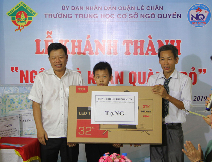 Lãnh đạo quận Lê Chân tặng quà gia đình em Vũ Thành Vinh (Ảnh: Lã Tiến) Lãnh đạo quận Lê Chân tặng quà gia đình em Vũ Thành Vinh (Ảnh: Lã Tiến)