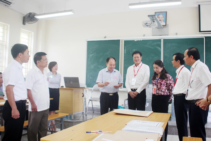 Thứ trưởng Bộ Giáo dục và Đào tạo Lê Hải An kiểm tra công tác chấm thi tại Cụm thi tỉnh Quảng Ninh (Ảnh: CTV)