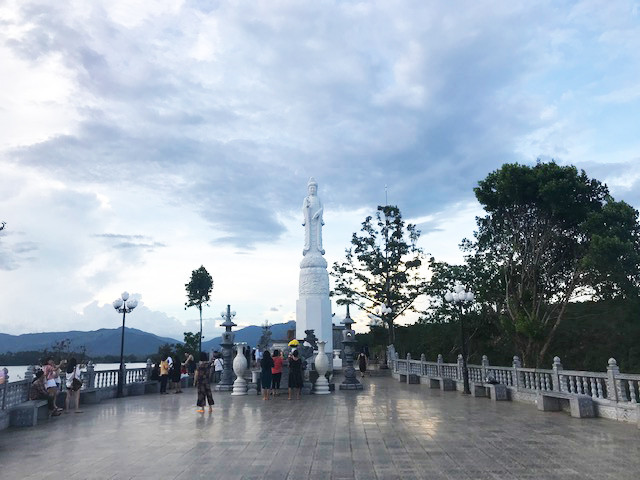 Biển Hồ của ngày hôm nay khô cứng trong bê tông và đá giữa thiên nhiên do Công ty trách nhiệm hữu hạn Quang Đức cung tiến. (Ảnh: Theo Báo Xây dựng.) Biển Hồ của ngày hôm nay khô cứng trong bê tông và đá giữa thiên nhiên do Công ty trách nhiệm hữu hạn Quang Đức cung tiến. (Ảnh: Theo Báo Xây dựng.)