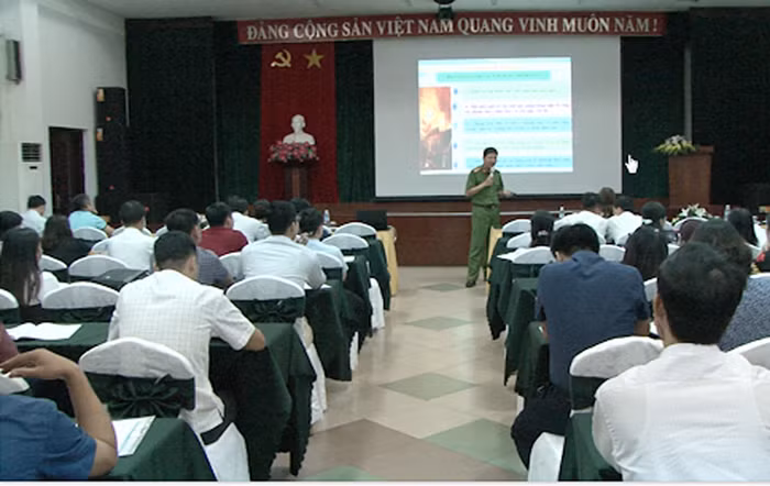 Các giáo viên được truyền đạt một số kiến thức cơ bản về phòng cháy chữa cháy (Ảnh: CTV)