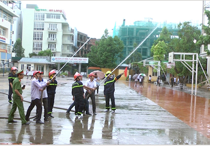 Giáo viên được thực hành sử dụng vòi phun nước chữa cháy (Ảnh: CTV) Giáo viên được thực hành sử dụng vòi phun nước chữa cháy (Ảnh: CTV)