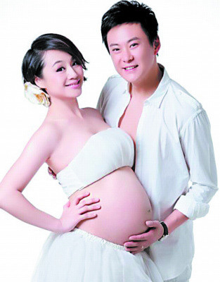 Ngày 24/12/2010, nữ diễn viên, MC nổi tiếng Trung Quốc Tào Dĩnh lần đầu cho chia sẻ bức hình cô cùng ông xã Vương Biện khoe bụng bầu trên weibo cá nhân. Bức hình sau khi được công bố, người hâm mộ của nữ diễn viên sinh năm 1974 đều chúc phúc cho cặp đôi Tào Dĩnh sắp lên chức làm cha mẹ. Ngày 24/12/2010, nữ diễn viên, MC nổi tiếng Trung Quốc Tào Dĩnh lần đầu cho chia sẻ bức hình cô cùng ông xã Vương Biện khoe bụng bầu trên weibo cá nhân. Bức hình sau khi được công bố, người hâm mộ của nữ diễn viên sinh năm 1974 đều chúc phúc cho cặp đôi Tào Dĩnh sắp lên chức làm cha mẹ.