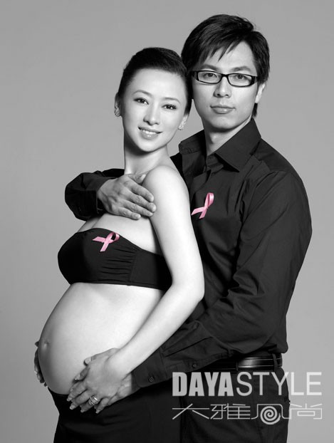 Nữ diễn viên Ông Hồng khoe bụng bầu bên cạnh ông xã Lưu Luân Hạo, nói về việc này, Ông Hồng cho biết: “Tôi là người phụ nữ dám yêu dám hận, chuyện có bầu đối với bất kỳ người phụ nữ nào cũng là một sự kiện vô cùng hạnh phúc, vì vậy tôi không có gì phải giấu giếm mà muốn tự nói ra cho mọi người biết”. Nữ diễn viên Ông Hồng khoe bụng bầu bên cạnh ông xã Lưu Luân Hạo, nói về việc này, Ông Hồng cho biết: “Tôi là người phụ nữ dám yêu dám hận, chuyện có bầu đối với bất kỳ người phụ nữ nào cũng là một sự kiện vô cùng hạnh phúc, vì vậy tôi không có gì phải giấu giếm mà muốn tự nói ra cho mọi người biết”.