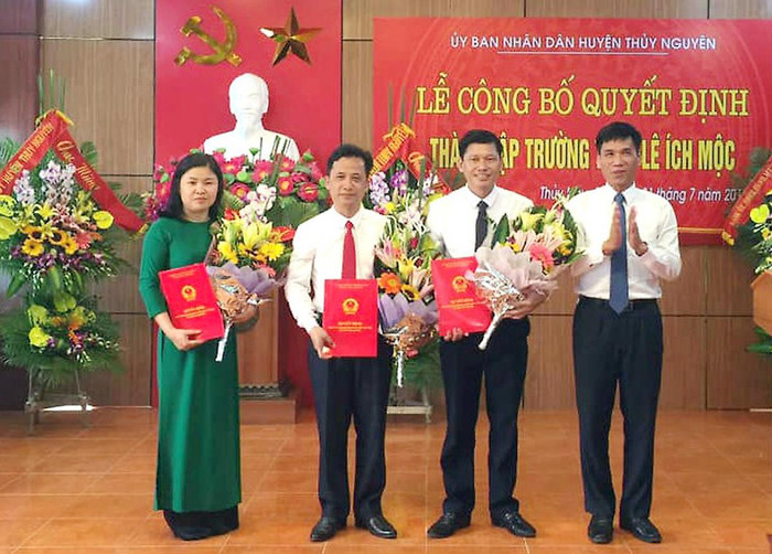 Lãnh đạo huyện Thủy Nguyên trao các quyết định thành lập và bổ nhiệm Hiệu trưởng, các Phó hiệu trưởng Trường Trung học cơ sở Lê Ích Mộc. (Ảnh: CTV) Lãnh đạo huyện Thủy Nguyên trao các quyết định thành lập và bổ nhiệm Hiệu trưởng, các Phó hiệu trưởng Trường Trung học cơ sở Lê Ích Mộc. (Ảnh: CTV)
