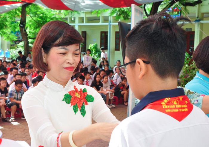 Cô giáo Lê Thị Minh Tâm, Hiệu trưởng Trường Trung học cơ sở Tô Hiệu trao khăn quàng tiếp lửa cho học sinh khối 6 (Ảnh: Quyết Cương) Cô giáo Lê Thị Minh Tâm, Hiệu trưởng Trường Trung học cơ sở Tô Hiệu trao khăn quàng tiếp lửa cho học sinh khối 6 (Ảnh: Quyết Cương)