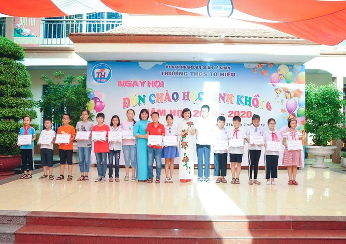 Ban giám hiệu nhà trường trao quà cho học sinh đạt thành tích cao trong học tập và rèn luyện ở bậc tiểu học (Ảnh: Quyết Cương) Ban giám hiệu nhà trường trao quà cho học sinh đạt thành tích cao trong học tập và rèn luyện ở bậc tiểu học (Ảnh: Quyết Cương)