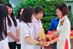 Cô giáo Lê Thị Minh Tâm, Hiệu trưởng Trường Trung học cơ sở Tô Hiệu chúc mừng và chào đón hơn 400 học sinh khối 6 (Ảnh: Quyết Cương) Cô giáo Lê Thị Minh Tâm, Hiệu trưởng Trường Trung học cơ sở Tô Hiệu chúc mừng và chào đón hơn 400 học sinh khối 6 (Ảnh: Quyết Cương)