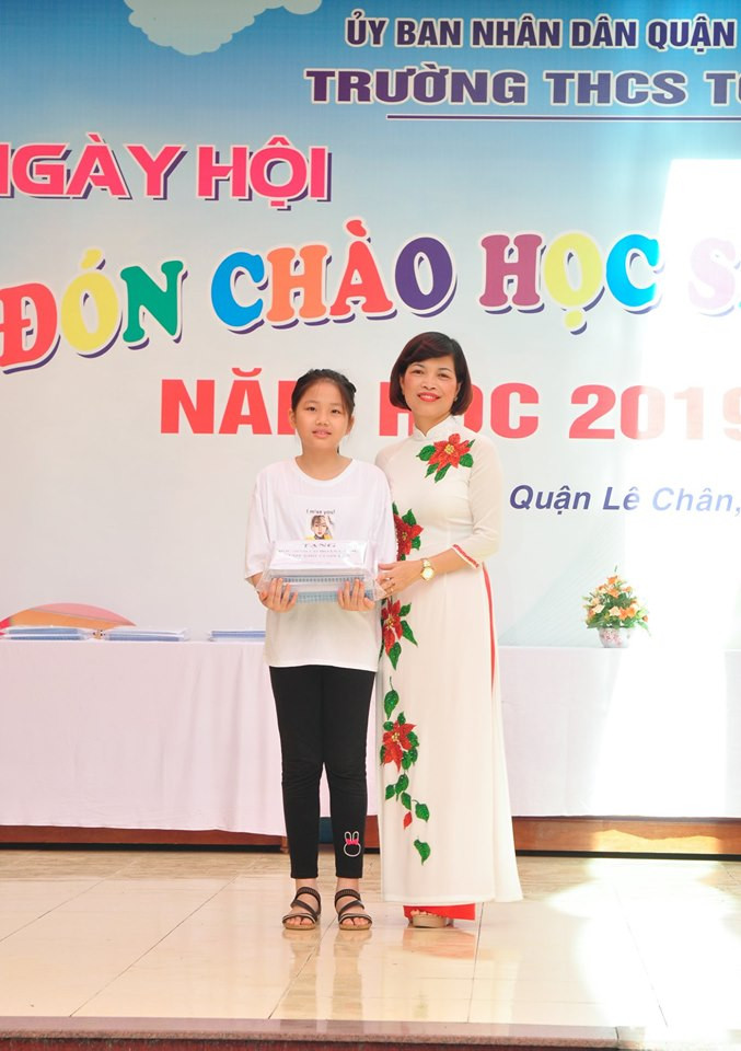 Lãnh đạo nhà trường tặng quà con chiến sĩ đang công tác tại đảo Trường Sa (Ảnh: Quyết Cương) Lãnh đạo nhà trường tặng quà con chiến sĩ đang công tác tại đảo Trường Sa (Ảnh: Quyết Cương)