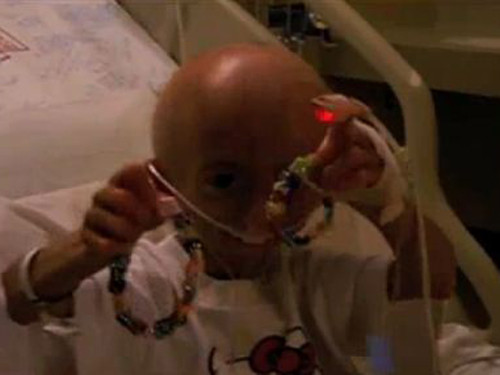 Cô bé Hana Hwang khoe chiếc vòng do chính tay mình làm để dành tặng cho thần tượng Selena Gomez. Ảnh chụp màn hình.