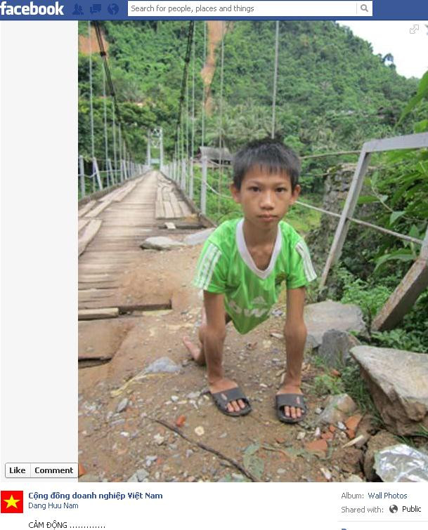 Lương Văn Mậu đi bằng 2 tay đến trường