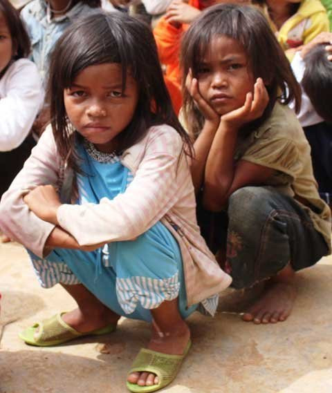 Ngồi xổm xếp hàng, thậm chí đi chân trần... Ảnh. Tuổi trẻ.