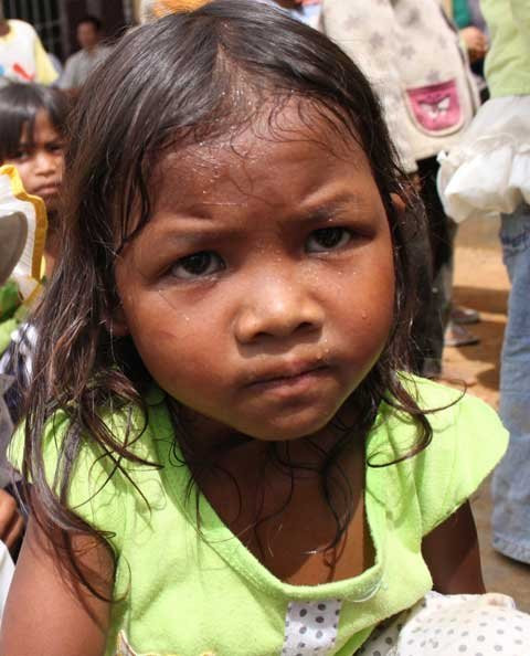 Ứơt đẫm mồ hôi vì không có mũ nón che đầu. Ảnh. Tuổi trẻ.