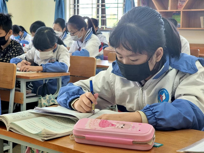 Trường tổ chức lấy mẫu xét nghiệm Covid-19 cho học sinh, cán bộ, giáo viên (Ảnh: Phương Linh) Trường tổ chức lấy mẫu xét nghiệm Covid-19 cho học sinh, cán bộ, giáo viên (Ảnh: Phương Linh)