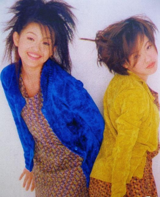 Hai chị em cùng chủ trì tiết mục 100 % hơn 8 năm. Đó là chương trình rất nổi tiếng ở Đài loan, vẫn tồn tại cho đến bây giờ nhưng hai chị em đã hết hạn hợp đồng.