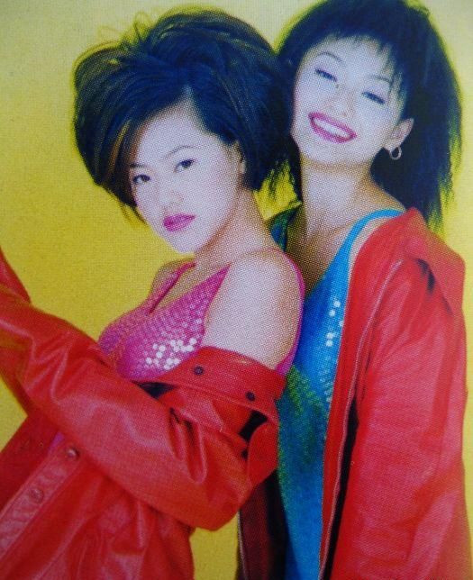 Hai chị em khi còn chung sân khấu ca nhạc với nhóm ASOS.