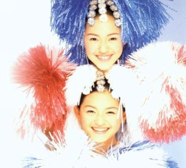 Hai chị em họ Từ chỉ hơn nhau 2 tuổi (Đại S 1976, Tiểu S 1978) nên hai chị em khá thân thiết cũng như ăn ý trong sự nghiệp ca hát, dẫn chương trình cũng như diễn xuất.