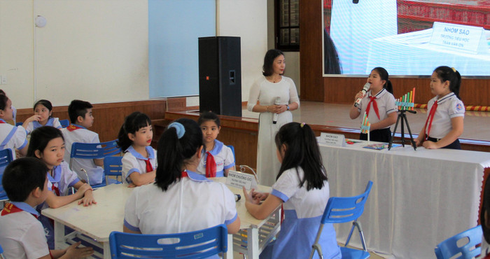 Tiết học minh họa của cô Bùi Thị Tuấn và học sinh trường Tiểu học Đinh Tiên Hoàng và Tiểu học Trần Văn Ơn (Ảnh: Phương Linh)