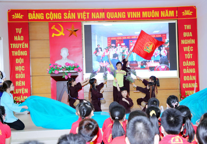 Các em học sinh nhà trường tái hiện lại hình tượng của các anh hùng trong quá khứ (Ảnh: Ngọc Cương)