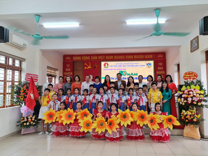 Các đại biểu dự chuyên đề chụp ảnh lưu niệm với cô và trò nhà trường (Ảnh: Ngọc Cương)