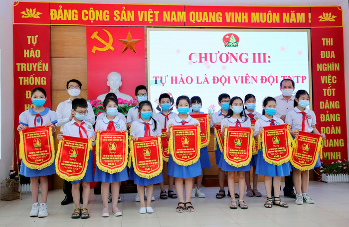 Các chi đội tiêu biểu được tặng cờ thi đua (Ảnh: Ngọc Cương)