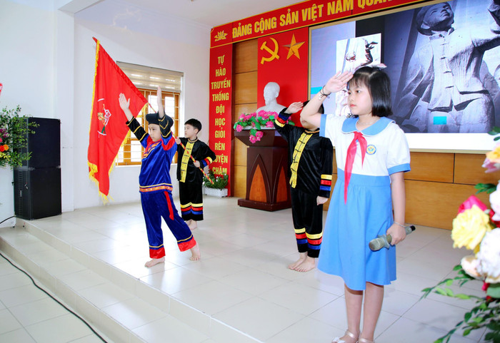 Các em học sinh nhà trường tái hiện lại hình ảnh của anh hùng Kim Đồng (Ảnh: Ngọc Cương)