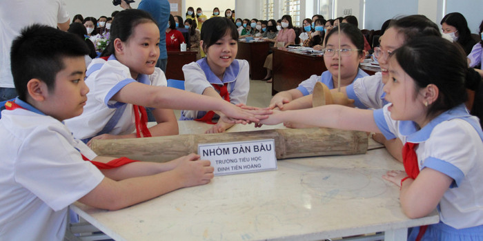 Các em học sinh thể hiện sự tự tin, tích cực trong tiết học (Ảnh: Lã Tiến)