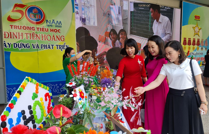 Các thầy, cô giáo cùng thăm quan Khu trưng bày các sản phẩm sáng tạo của học sinh (Ảnh: Lã Tiến)