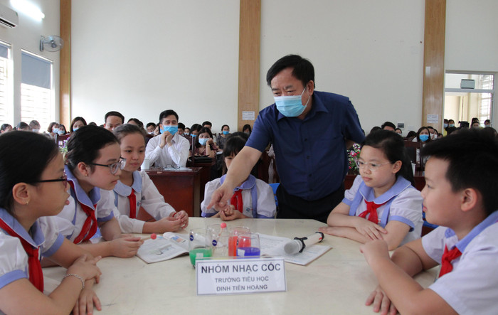 Phó Giám đốc Sở Giáo dục và Đào tạo Hải Phòng tham quan các sản phẩm do các nhóm học sinh thực hiện (Ảnh: Lã Tiến)