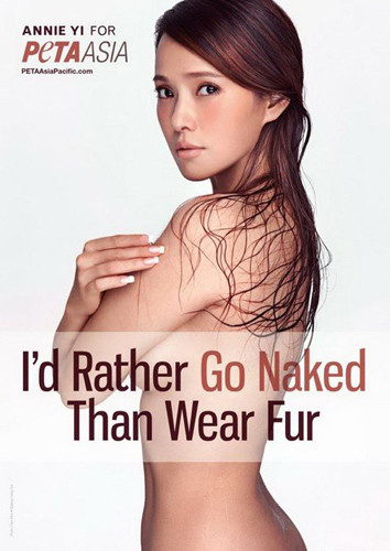 Hành động táo bạo này của cô làm người hâm mộ và báo giới vô cùng ngạc nhiên. Cho dù trên mạng có người khen kẻ chê, nhưng nữ diễn viên 43 tuổi vẫn thể hiện được sức mạnh thực sự khi trên người không một mảnh vải.